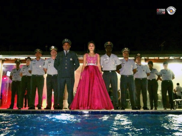 Filha de policial militar de Osvaldo Cruz inova em sua festa de debutante e ganha destaque nas Redes Sociais da PM do estado