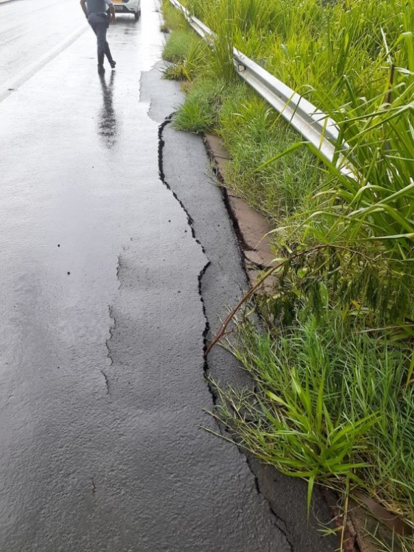 Asfalto cede em decorr�ncia das chuvas em trecho de acostamento da Rodovia Assis Chateaubriand