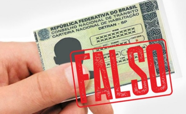 Pol�cia Rodovi�ria aborda ve�culo e motorista � autuado por uso de documento falso