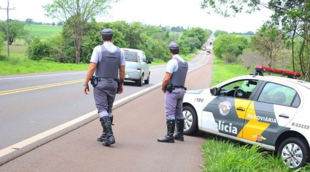 Acidente de tr�nsito envolvendo carros deixa tr�s feridos na SP-294