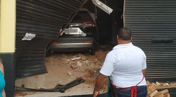 Motorista perde controle de carro, bate em outros veculos e invade imvel no centro de Adamantina