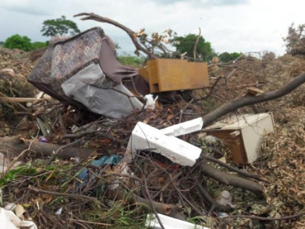 SAMA de OC sinaliza local no Conjunto Augusto Stofaletti que est virando depsito de lixo