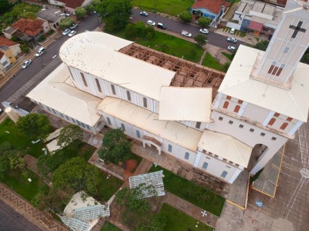 Temporal destrói parte do telhado da Igreja Matriz de Lucélia