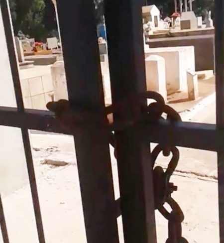 População impede enterro do suspeito de matar Emanuelle