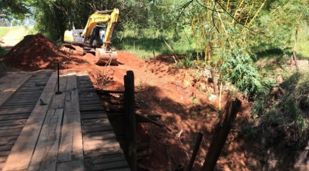 Iniciada recuperao da cabeceira da ponte no incio da Estrada 6