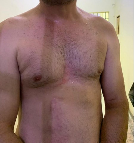 Defesa alega que filho suspeito de assassinar os próprios pais confessou crime mediante agressão policial