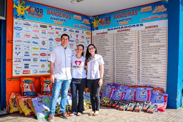 Supermercado Bandeiras faz a terceira entrega de rao para entidades protetoras de animais em OC