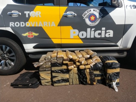 Veículo carregado de maconha é apreendido pela Polícia Rodoviária, em Presidente Venceslau