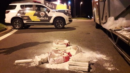 Passageira de ônibus é presa com mais de dez quilos de maconha escondidos em cesta básica