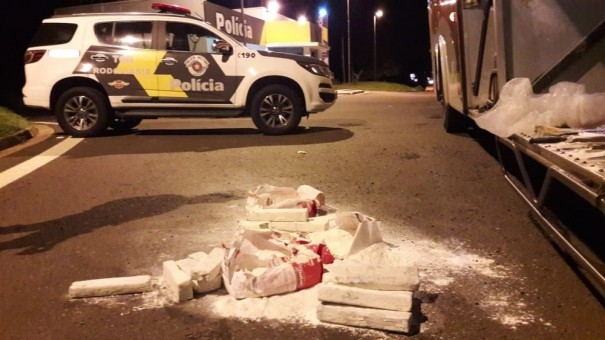 Passageira de �nibus � presa com mais de dez quilos de maconha escondidos em cesta b�sica