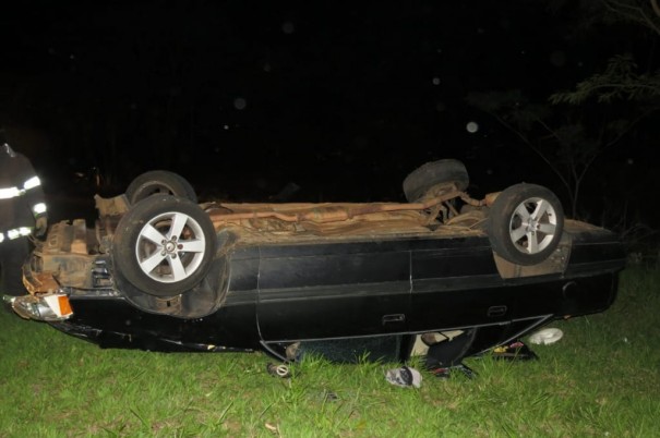 Capotamento deixa motorista ferido no trevo de Osvaldo Cruz 