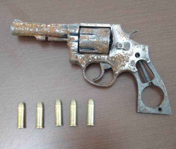 Pedreiro encontra rev�lver em ca�amba e aciona a pol�cia em Tup�