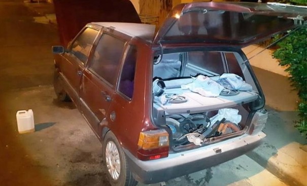 Homem ouve barulho de alarme e encontra seu carro em chamas em Iacri