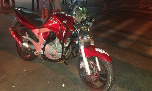 Motociclista fica ferido ap�s colis�o com carro no centro de Fl�rida Paulista