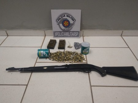 Homem é preso por ameaçar a mulher de morte e manter arma e munições em propriedade rural