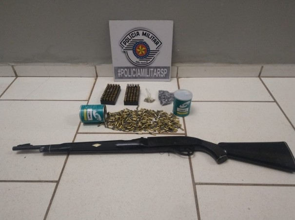 Homem � preso por amea�ar a mulher de morte e manter arma e muni��es em propriedade rural