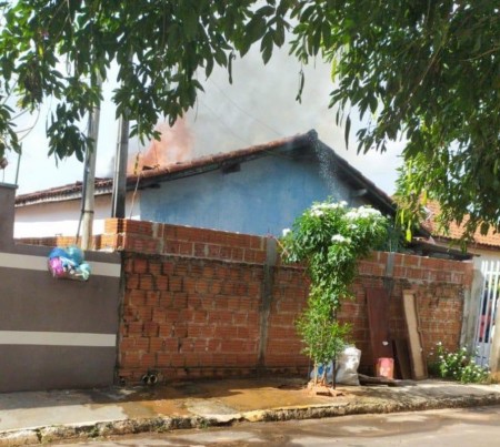Duas residências são atingidas por incêndios em Anhumas e em Teodoro Sampaio