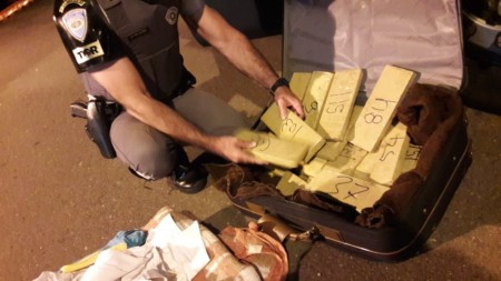 Fiscalização encontra 22 tabletes de maconha em mala e prende mulher, em Presidente Venceslau