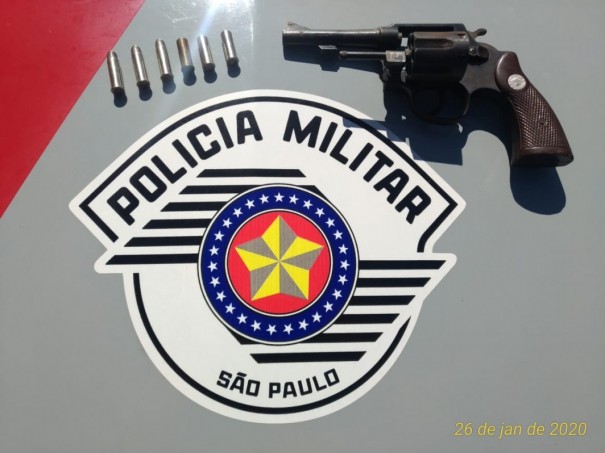 Aps disparos, homem  preso por porte ilegal de arma de fogo em Osvaldo Cruz