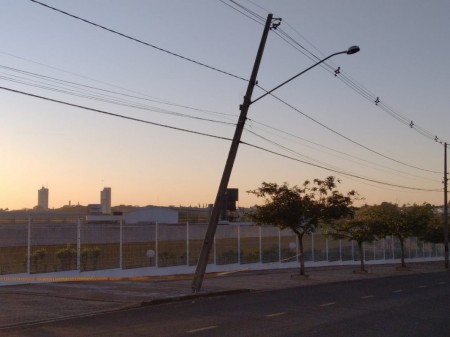 Veículo perde o controle e colide contra um poste, em Osvaldo Cruz