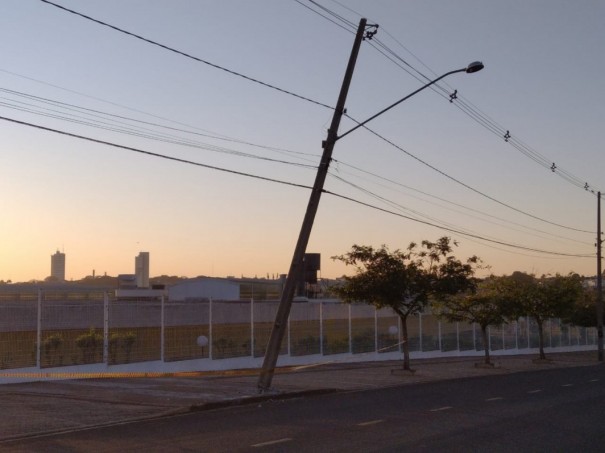 Ve�culo perde o controle e colide contra um poste, em Osvaldo Cruz