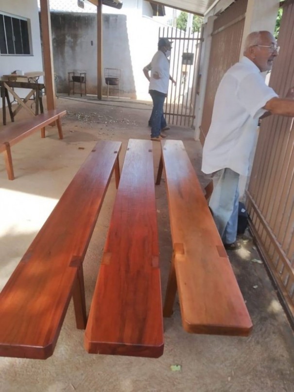 Prefeitura de Salmouro entrega bancos do vestirio para o Estdio Municipal 