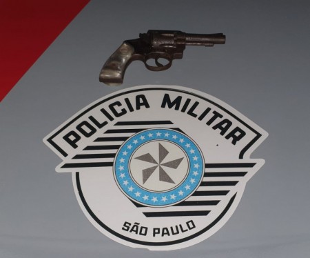 Após denúncia, Polícia Militar apreende arma e prende indivíduo em Pacaembu