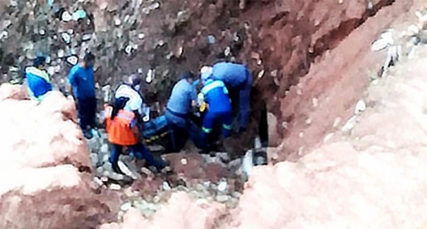 Homem  resgatado aps cair em buraco as margens do Ribeiro da Sede, em Bastos