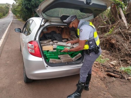 Polícia intercepta veículo com 490 tabletes de maconha em Iepê