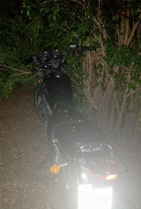 Moto furtada em Iacri é localizada no meio de arbusto no trevo da cidade