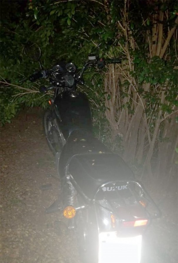 Moto furtada em Iacri � localizada no meio de arbusto no trevo da cidade