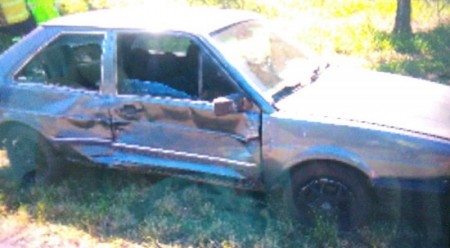 Santana colide contra Uno no acostamento da SP-294, em Iacri