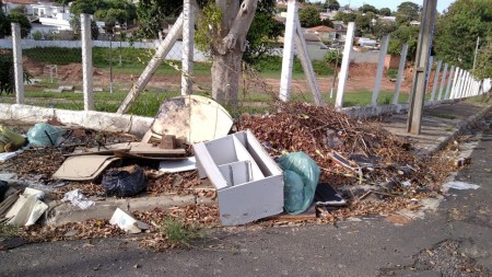 Comum em OC, lixo em calçadas causam preocupações aos munícipes