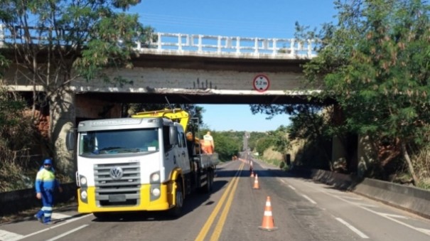 Reparo em viaduto interdita faixa da SP 294, em In�bia Paulista