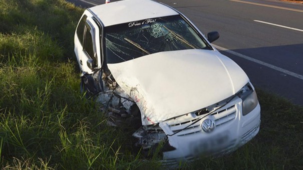 Carro e carreta colidem na Rodovia SP-284 entre Paragua�u Paulista e Quat�
