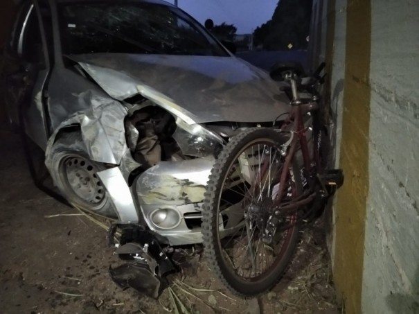 Ciclista fica ferida ap�s ser prensada por ve�culo em viaduto que corta a SP-425, em Parapu�