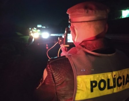 Fiscalização noturna em rodovias flagra 180 motoristas trafegando em excesso de velocidade