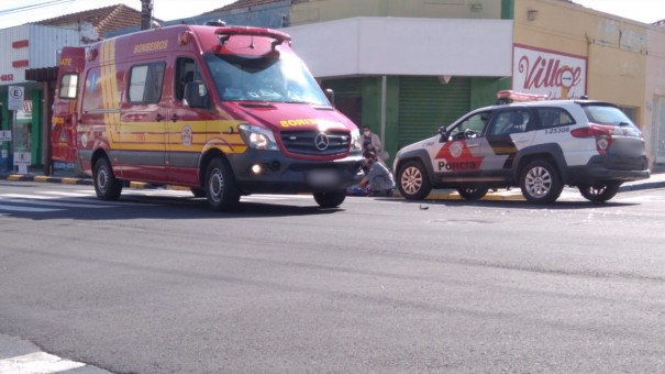 Acidente entre carro e moto deixa uma pessoa ferida na Avenida Brasil, em OC