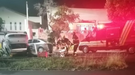 Carro capota na Cunha Bueno, centro de Adamantina