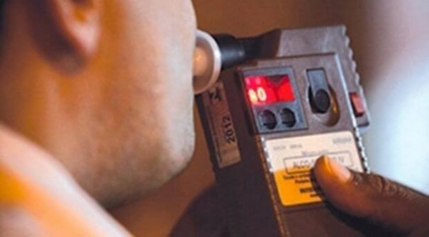 Homem � preso por embriaguez ao volante com carro em zigue-zague na SP-294 em Adamantina