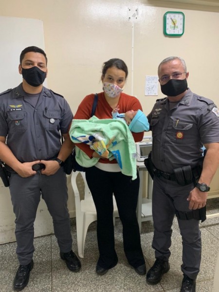 Policiais Militares salvam bebê de um mês de engasgamento, em Salmourão