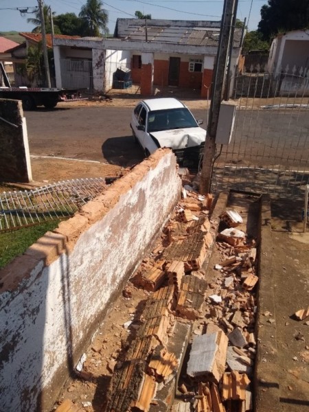 Em fuga de abordagem policial, carro derruba muro e portão de residência em Junqueirópolis