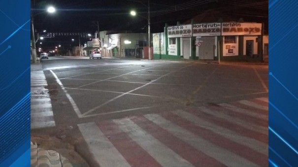 Mulher fica ferida ap�s ser atropelada no centro de Parapu�