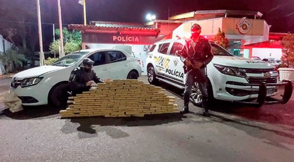 Pol�cia Rodovi�ria apreende mais de 64 quilos de maconha em rodovia de Mar�lia