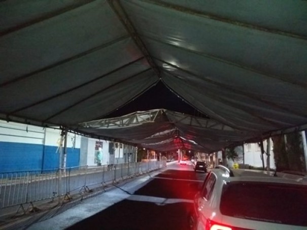 Motorista bate e provoca danos em estrutura instalada em frente a Caixa em Tup�