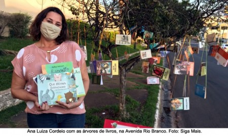Com livros em árvores, professora estimula leitura em Adamantina
