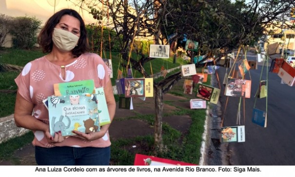 Com livros em rvores, professora estimula leitura em Adamantina