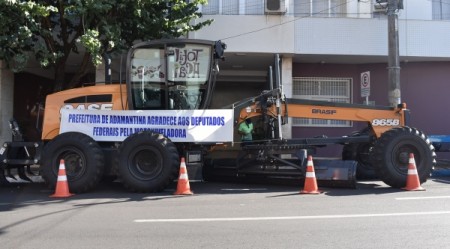 Prefeitura de Adamantina recebe motoniveladora