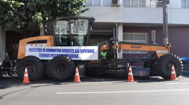 Prefeitura de Adamantina recebe motoniveladora