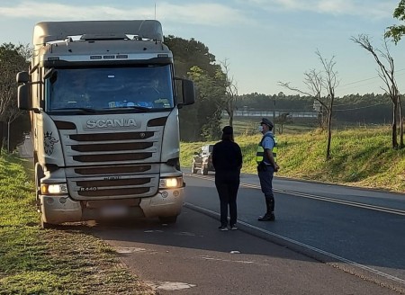 Ação em homenagem ao Dia do Motorista distribui 100 kits com alimentos e álcool em gel em Osvaldo Cruz